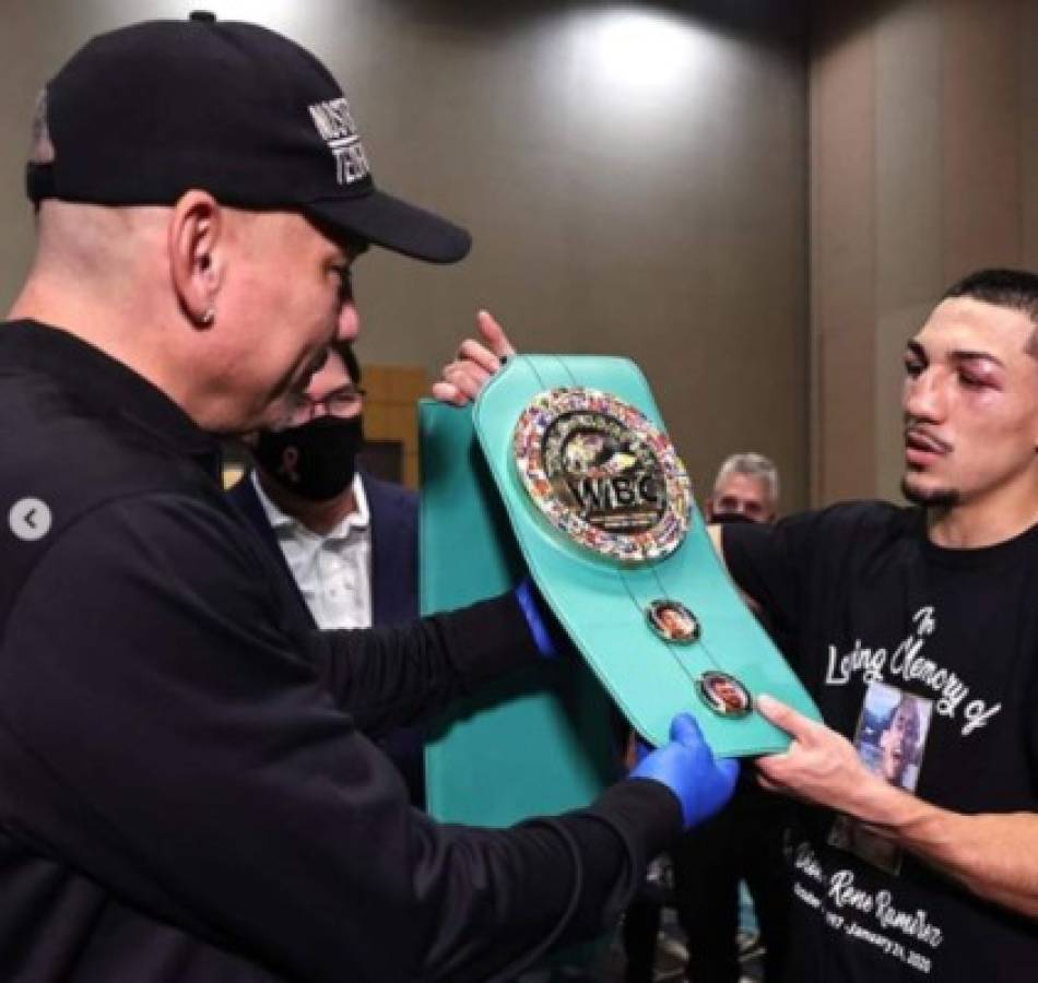 Las otras fotos del histórico triunfo de Teófimo López: se arropa con la bandera de Honduras y las lágrimas de Lomachenko