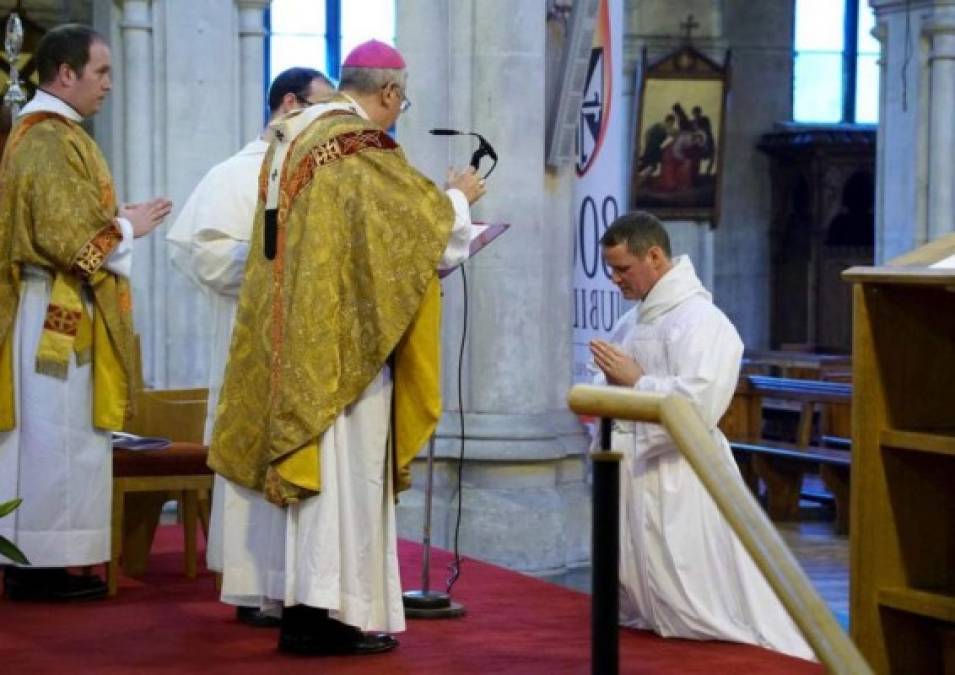 Ex jugador del Manchester United sorprende y se convierte en sacerdote