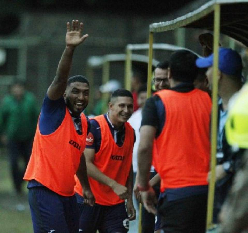 ¡Curiosas! El tacuazín que invadió la cancha y las 'garras' de Rubilio Castillo