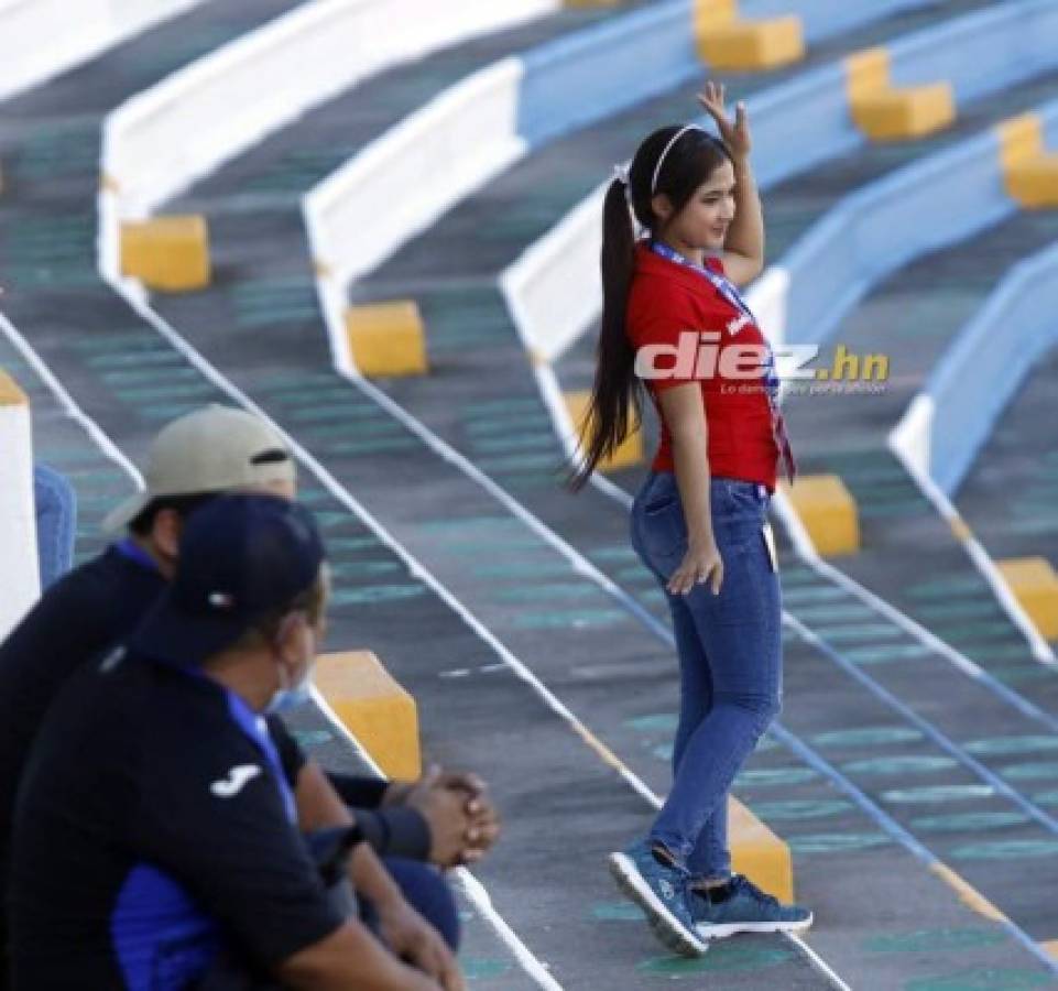 ¿Quién es la rubia? Las hermosas catrachas que adornan el Honduras vs. Costa Rica en el Olímpico