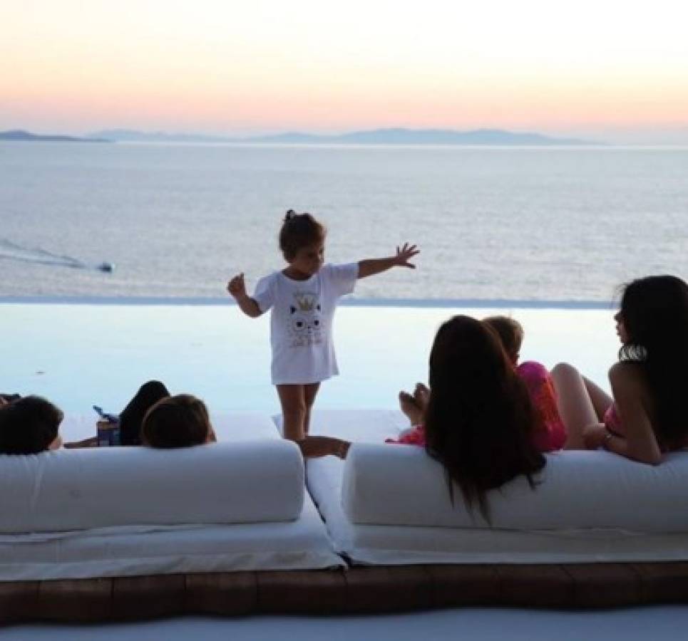 Daniella Semaan deslumbra junto con Antonela Rocuzzo en sus vacaciones en Grecia