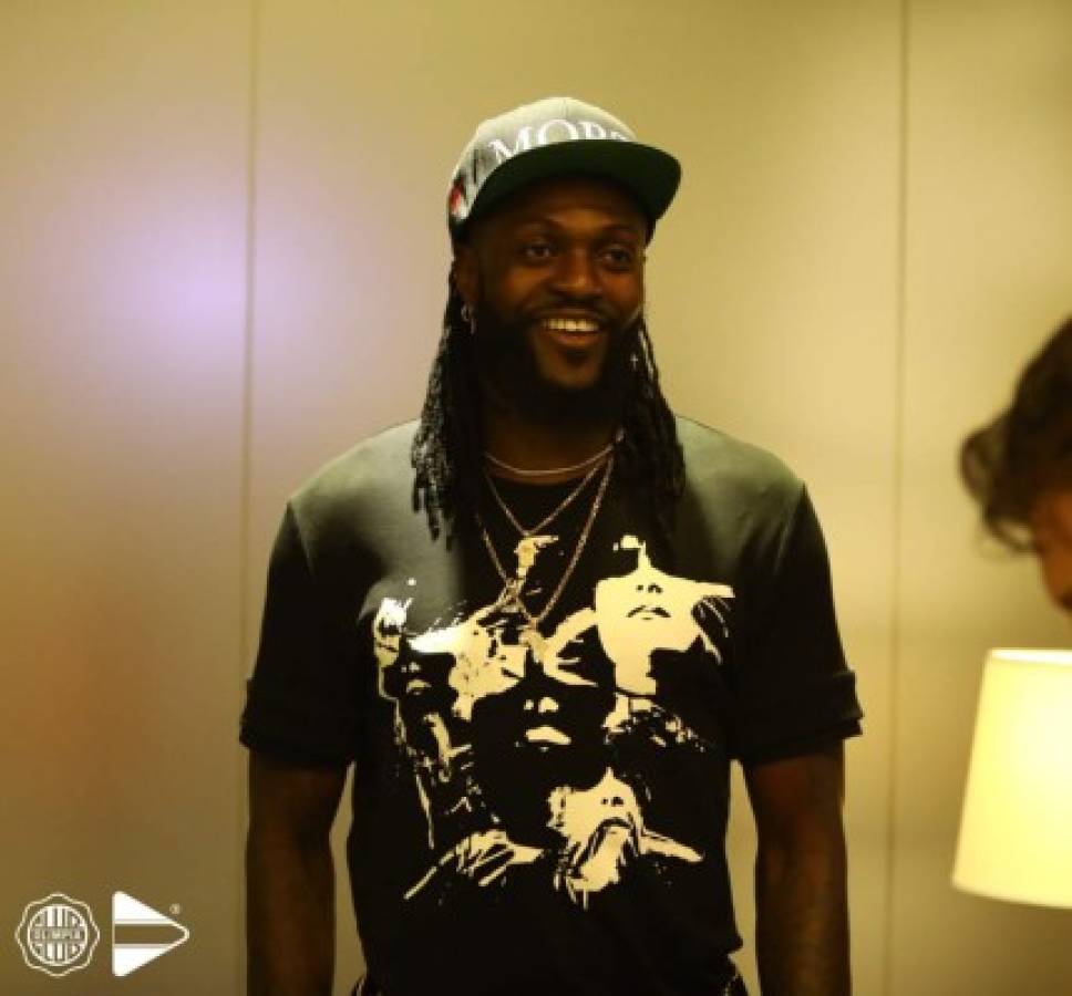 Adebayor llega a Paraguay para ser presentado por Olimpia y desborda locura