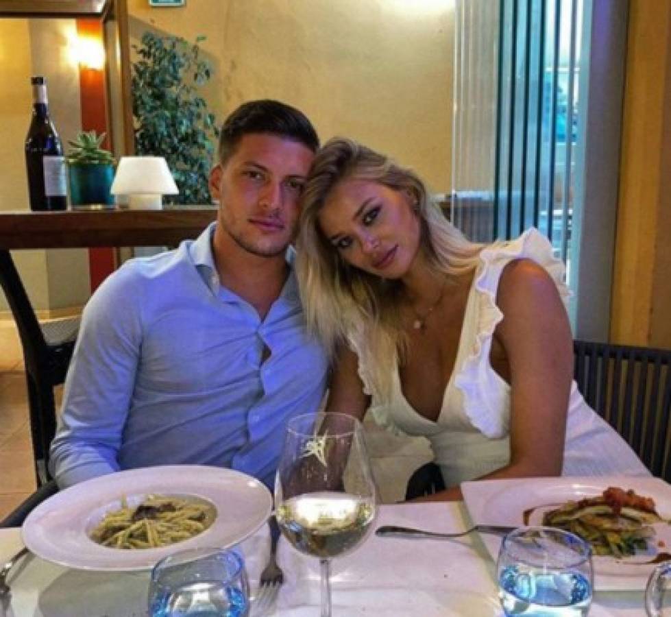 Jovic hizo un Icardi y le 'robó' la novia a su propio compañero de selección; la serbia es una preciosura