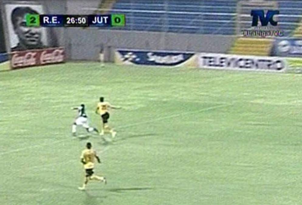 VIDEO: Árbitro hondureño Óscar Moncada pitó penal, pero luego se retractó