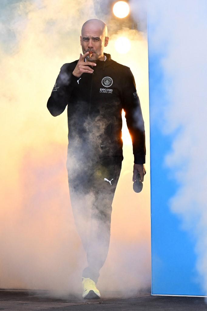 Fiestón en el Manchester City: Guardiola fumándose puros, descontrol de los aficionados y el que confundió a Erling Haaland