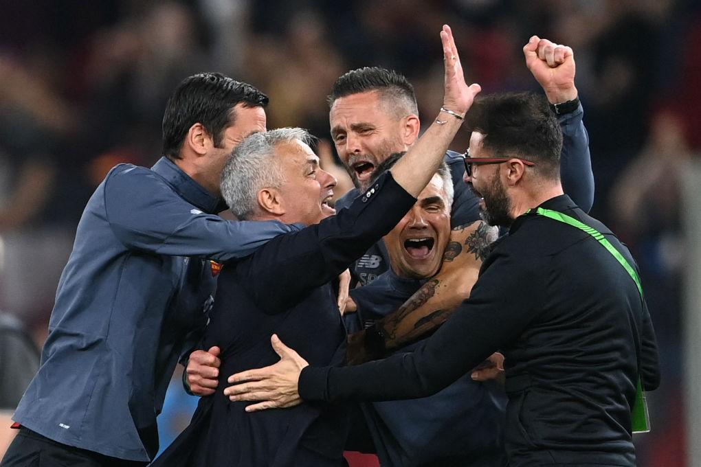 Las lágrimas de Mourinho tras ganar la Conference League con la Roma y el gesto con el que afirma que es el mejor del mundo