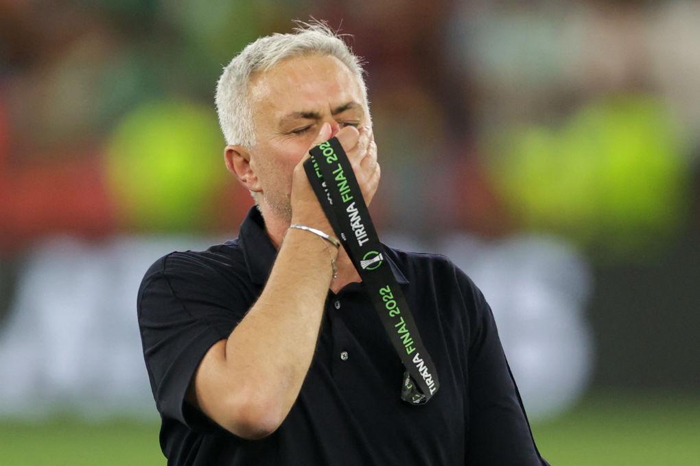 Las lágrimas de Mourinho tras ganar la Conference League con la Roma y el gesto con el que afirma que es el mejor del mundo