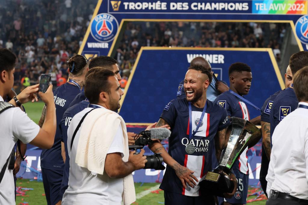 El show de Neymar: se pone a repartir las medallas de campeón a sus compañeros del PSG