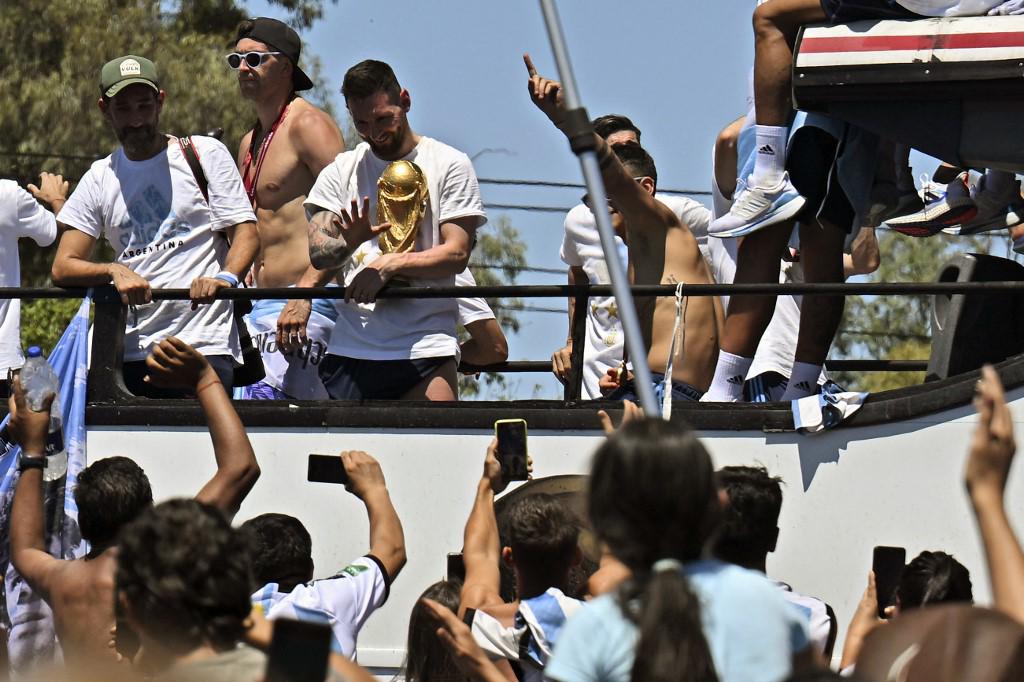 Messi festejando con la selección argentina y los aficionados la Copa del Mundo.