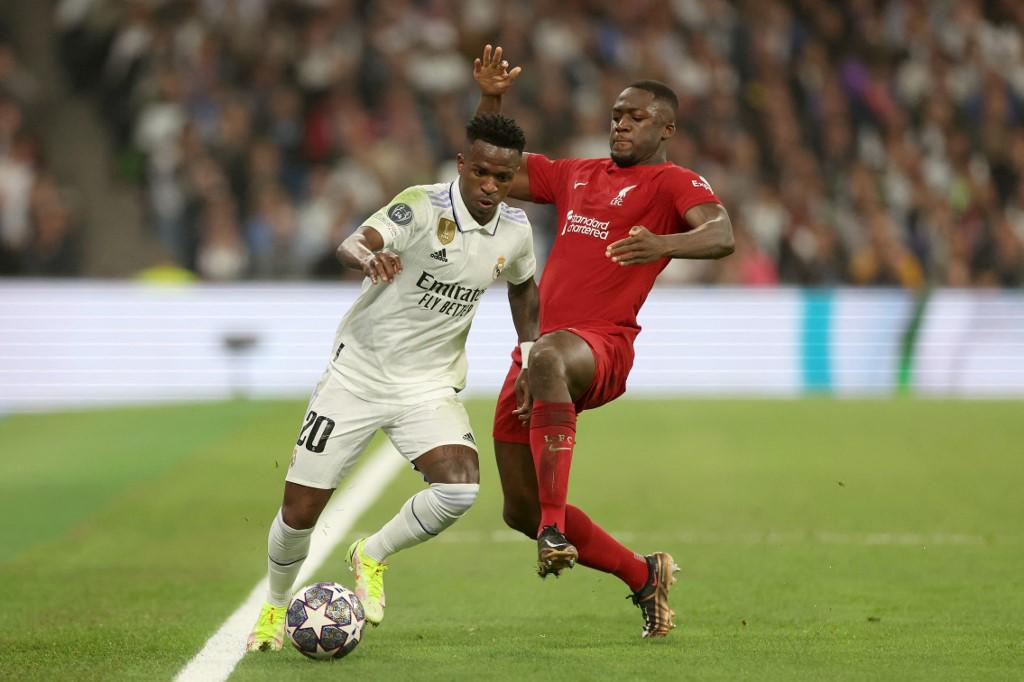 Vinicius quitándose la marca de Konaté en el Real Madrid-Liverpool.