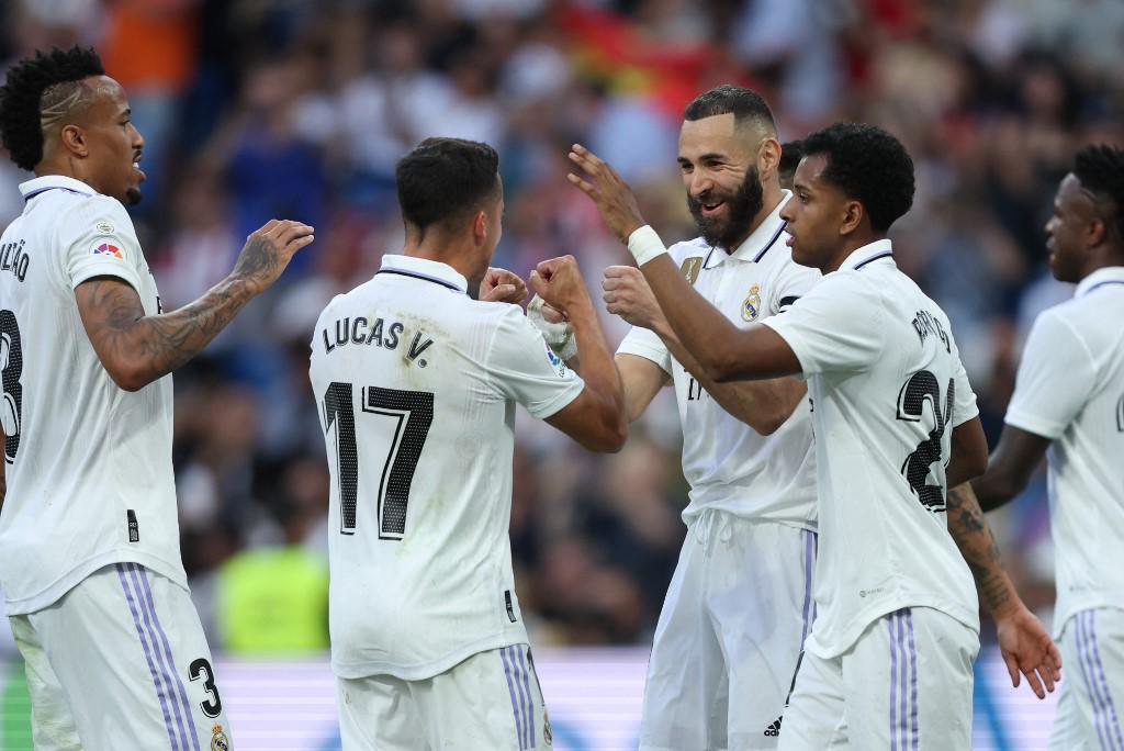 Benzema celebrando uno de sus tantos en la victoria del Real Madrid ante Almería.