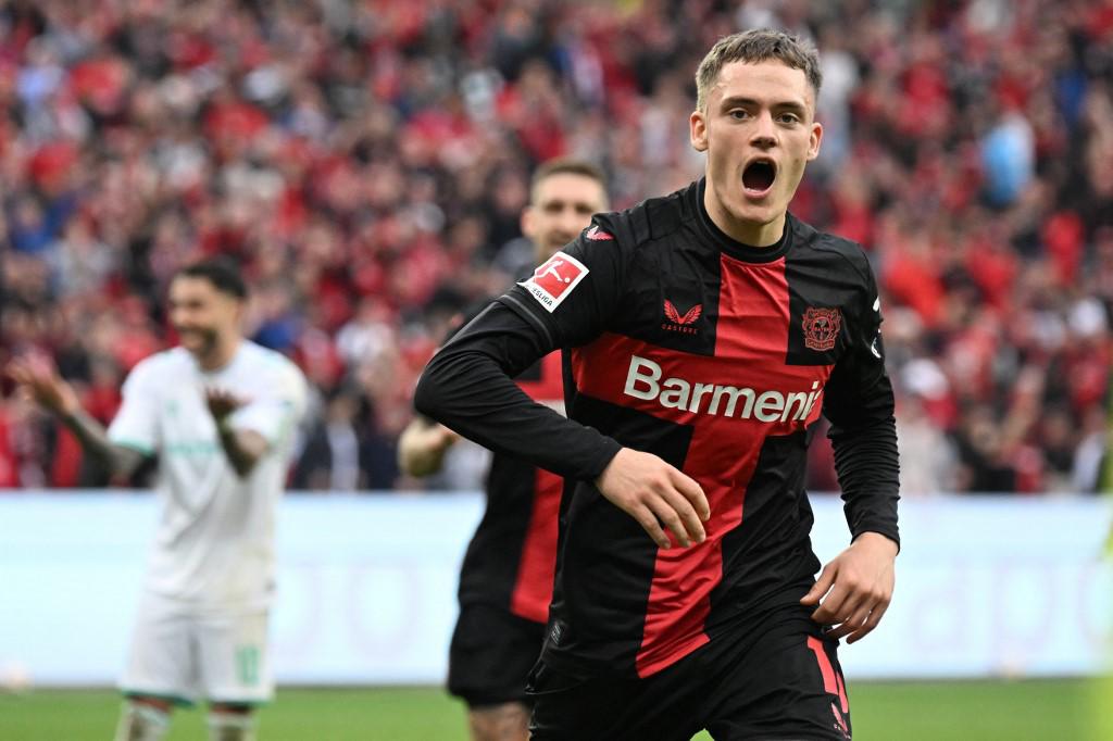 Florian Wirtz firmó un triplete en la goleada sobre el Bremen para que Leverkusen se coronara campeón.