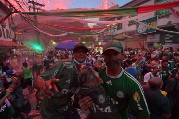Fotos: La maldición de tocar la Copa Libertadores antes del juego y el gran festejo del Palmeiras
