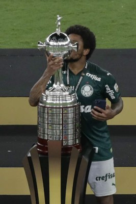 Fotos: La maldición de tocar la Copa Libertadores antes del juego y el gran festejo del Palmeiras