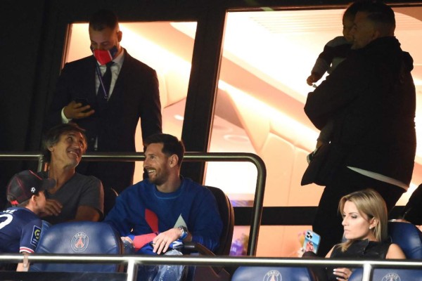 PSG sigue intratable en la Ligue 1 y así fue captado Messi en uno de los palcos; su bonito gesto con una niña