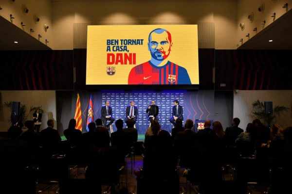 Así fue la presentación de Dani Alves como nuevo jugador del Barcelona: emoción, besos y dorsal legendario