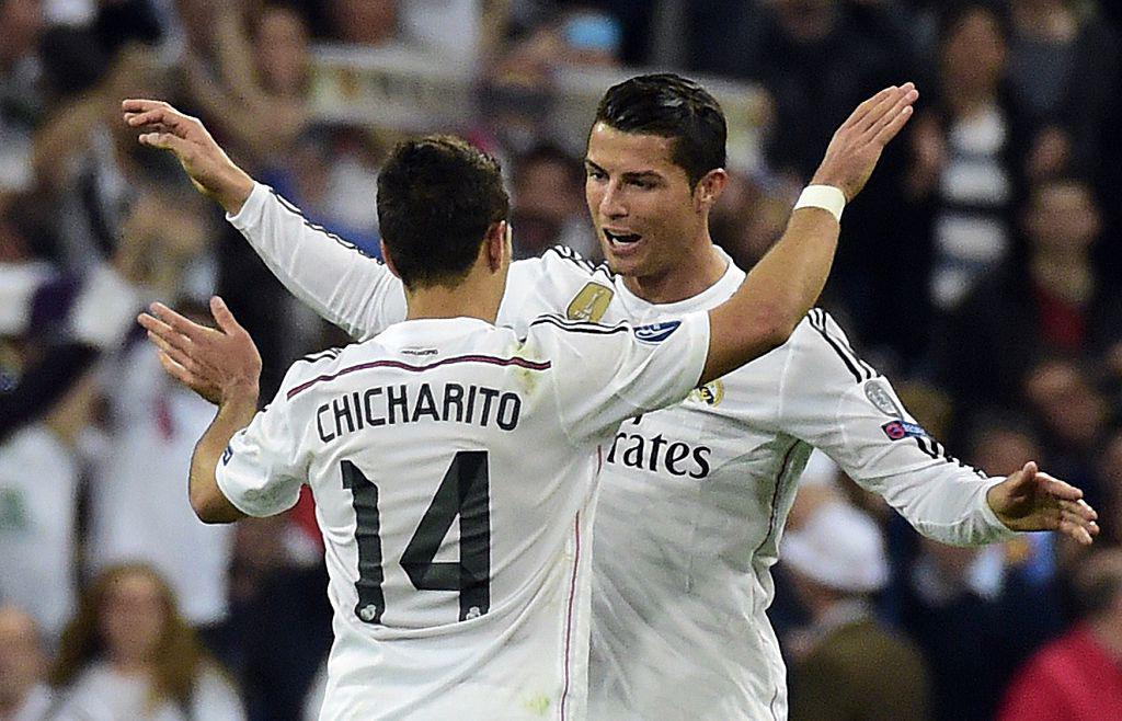 Chicharito Hernández y Cristiano Ronaldo festejando un tanto del Real Madrid en el Bernabéu.