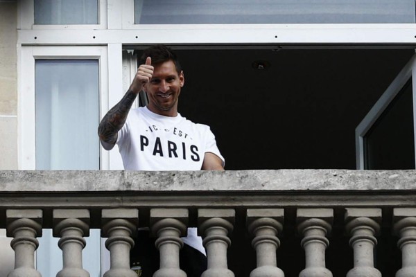 Así fue el primer día de Messi con el PSG: La firma del contrato y el crack que llegó a su hotel