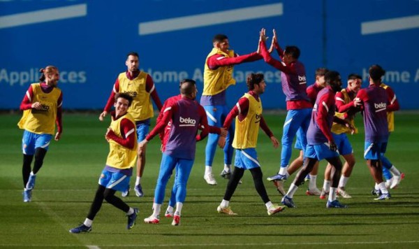 Saludo a Dani Alves, Xavi con nuevo invento y recupera la alegría: Así fue el último entrenamiento del Barcelona