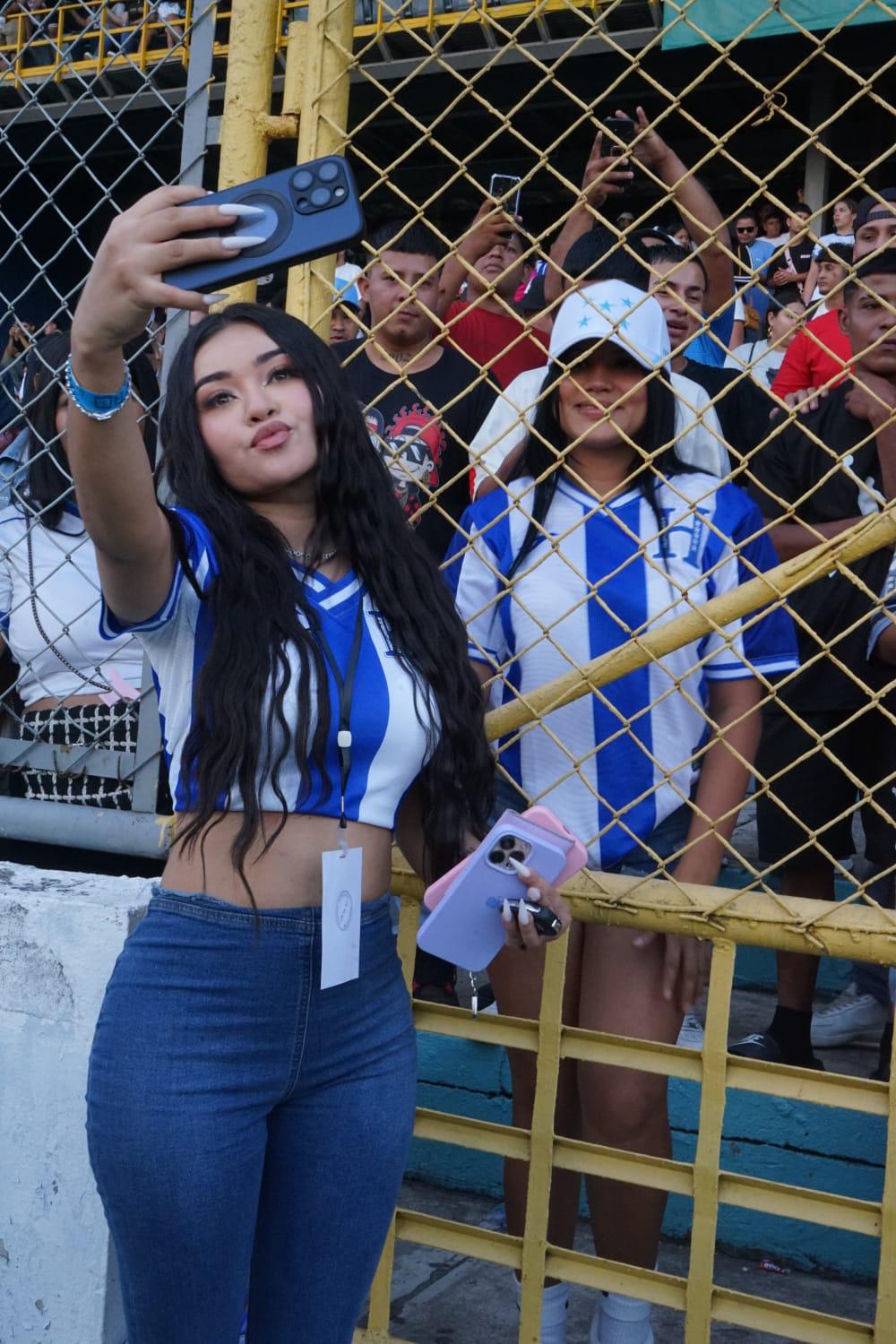 ¿Quién es la de azul? Las bellezas en el duelo de tiktokers Honduras-El Salvador; Milagro Flores levanta suspiros