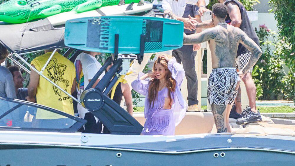 Bomba en Miami: Captan de nuevo a Shakira con el piloto Lewis Hamilton en un yate, ¿y Tom Cruise?