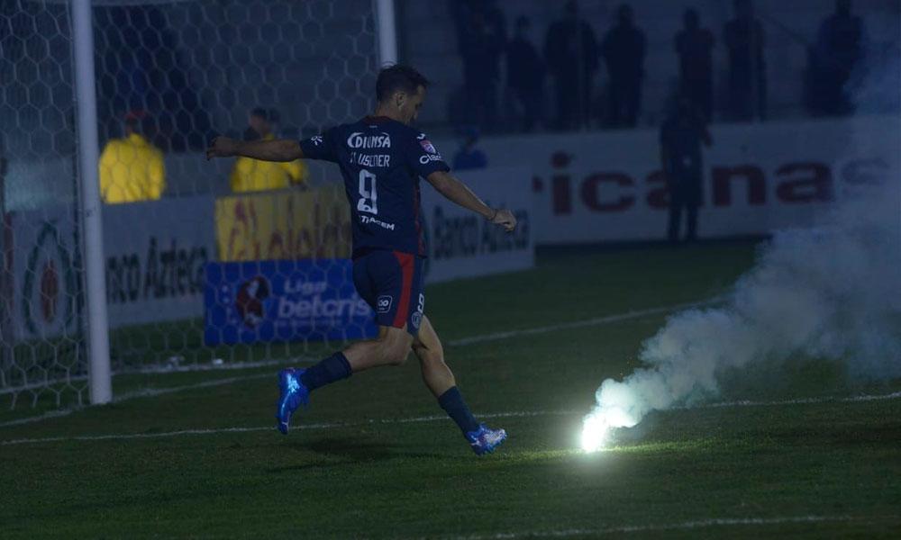 ¡Piedras, bengalas y morteros! Las agresiones se han visto en el fútbol hondureño en los últimos años