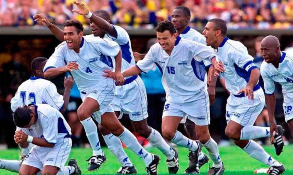 Fue uno de los héroes de Honduras en la Copa América 2001, se convirtió en árbitro y así es su vida