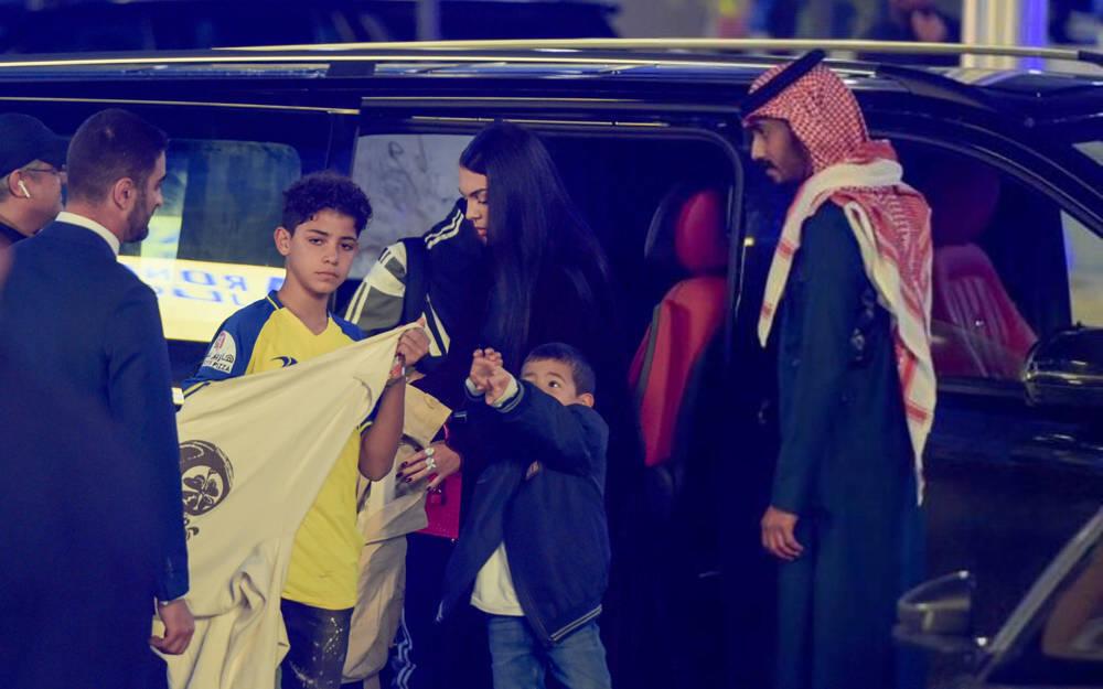 El tremendo error de Cristiano Ronaldo en su histórica presentación con el Al Nassr y la sencillez de Georgina Rodríguez