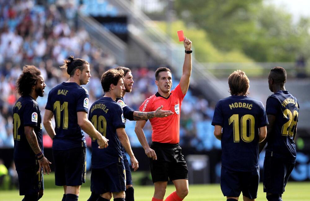 Estrada Fernández mostrando la tarjeta roja a Luka Modric cuando estaba activo.