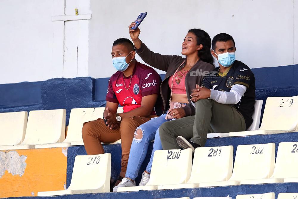 Un viejo conocido en el Nacional, el ‘Colocho’ apoyando a sus compañeros y los incondicionales del Motagua