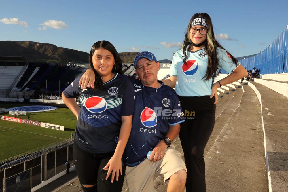 Un viejo conocido en el Nacional, el ‘Colocho’ apoyando a sus compañeros y los incondicionales del Motagua