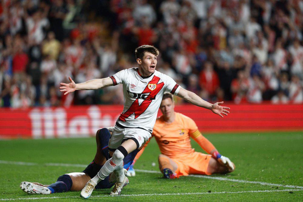 Fran García le marcó al Barcelona en el triunfo del Rayo en abril del presente año.