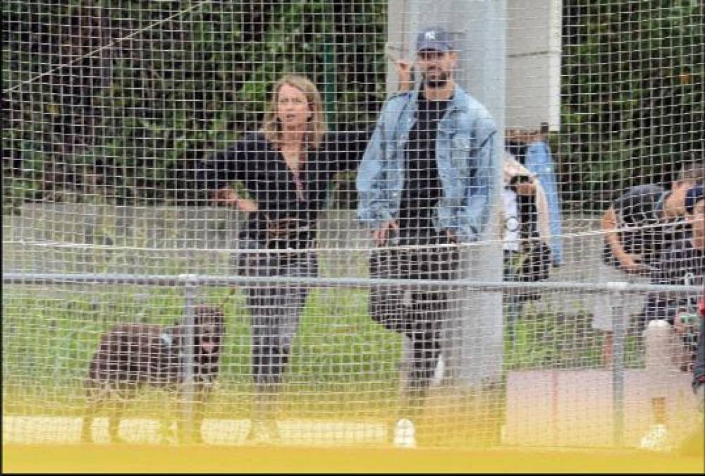 Incómodo momento: Shakira y Piqué estuvieron en un partido de béisbol de su hijo y así fueron captados