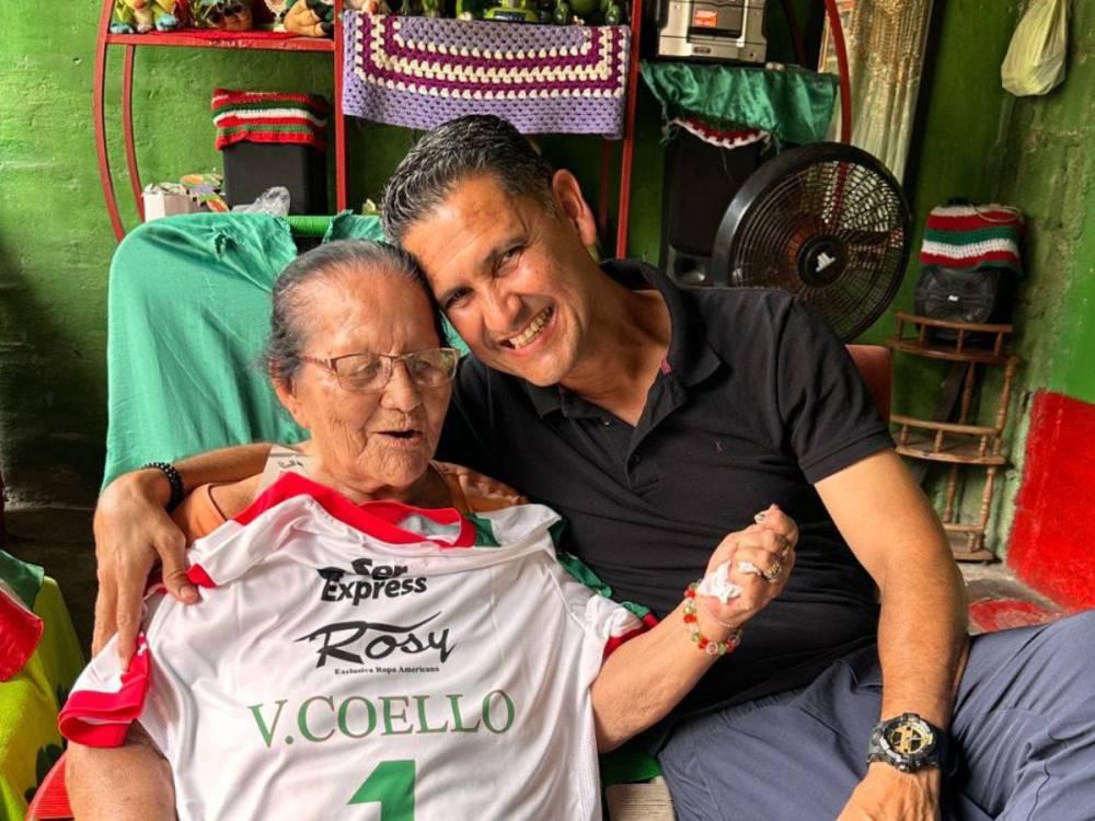 Víctor Coello visitó a Doña Queta en el Día de las Madres.