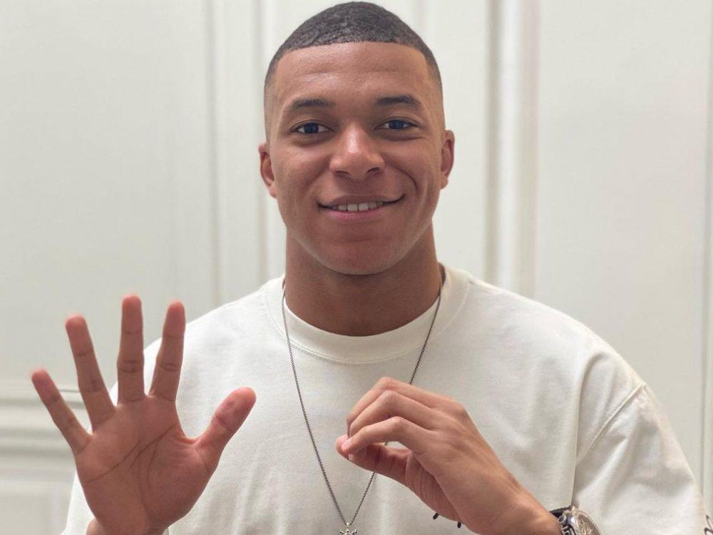 Sale a la luz el nuevo contrato millonario de Mbappé con el PSG: El más caro de la historia ¿Influyó Messi en la decisión final?