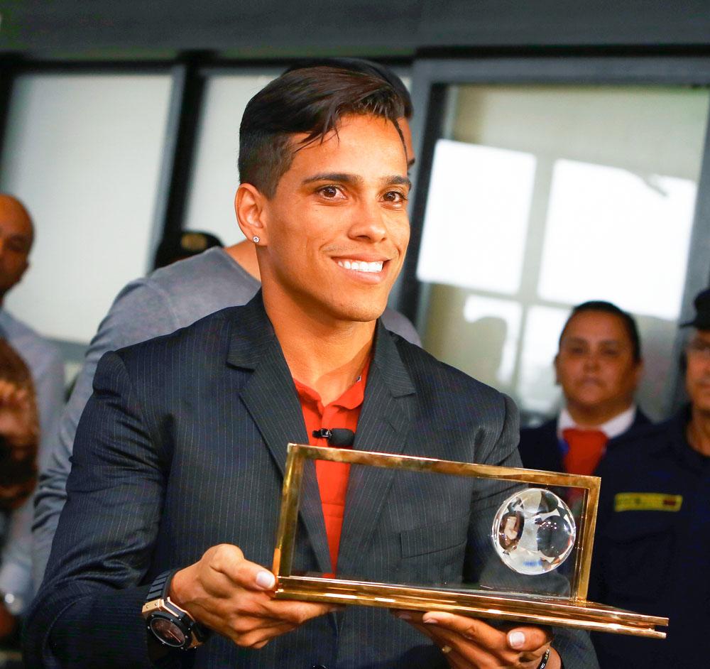 Le ganó un prestigioso premio a Messi y quiere venderlo para poner este particular negocio: “Ya estoy en la historia”