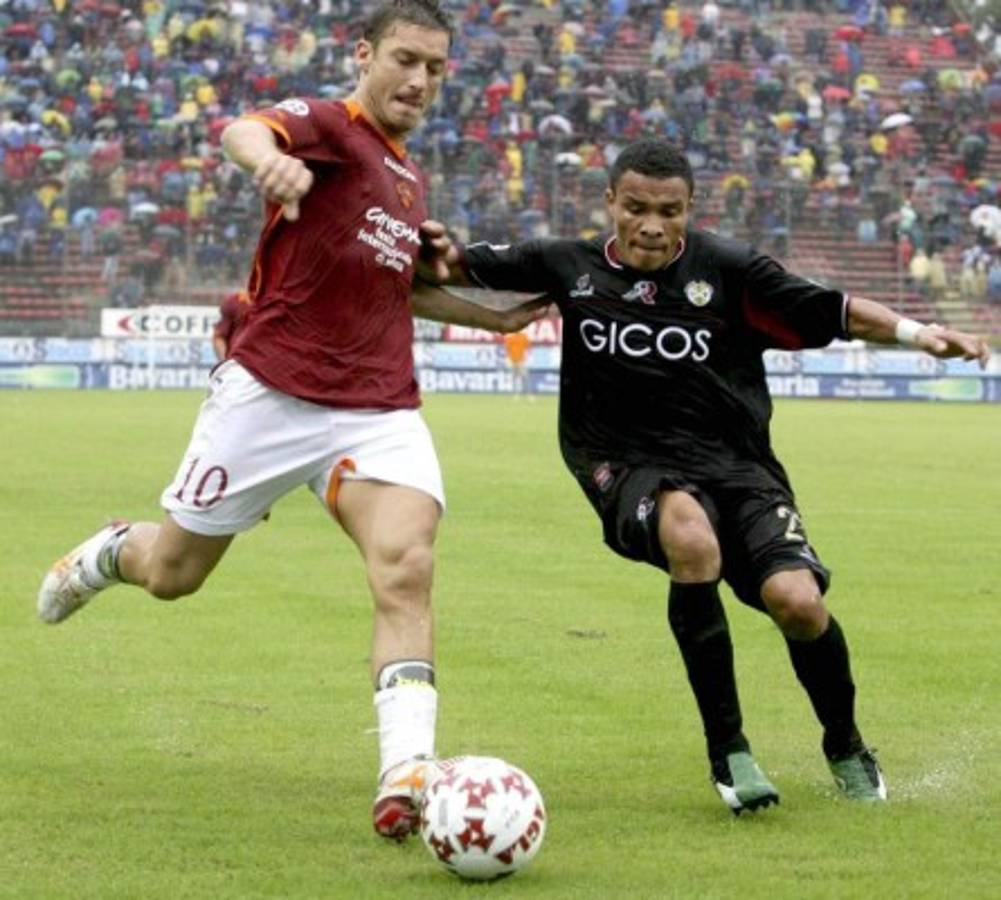 Las grandes figuras del fútbol a las que ha enfrentado Rambo de León