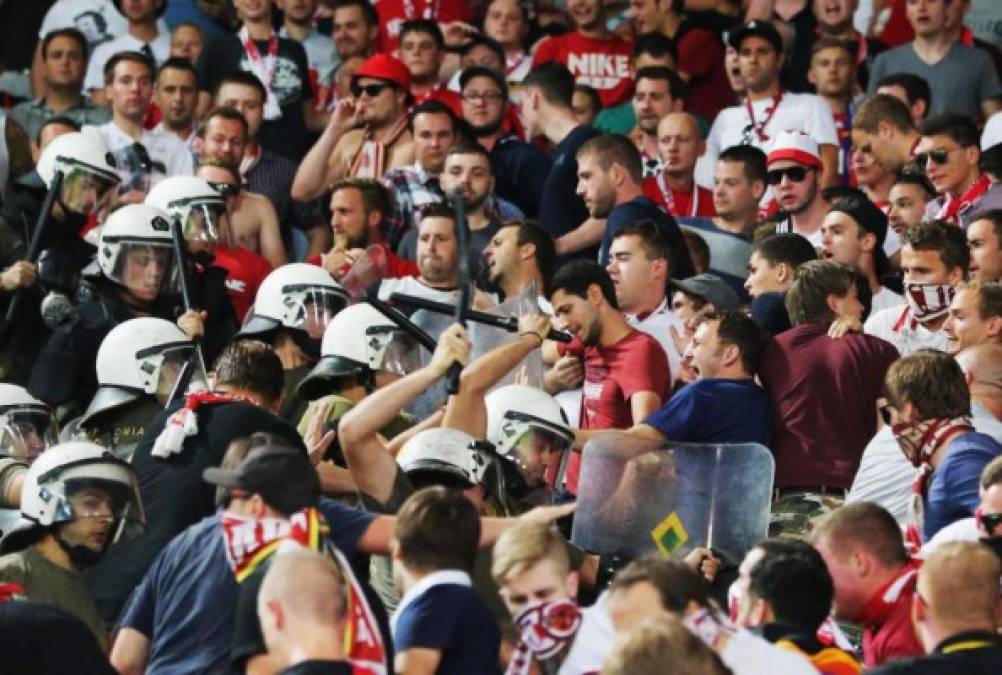 VIDEO: Brutal agresión de la Policía griega a aficionados del Bayern