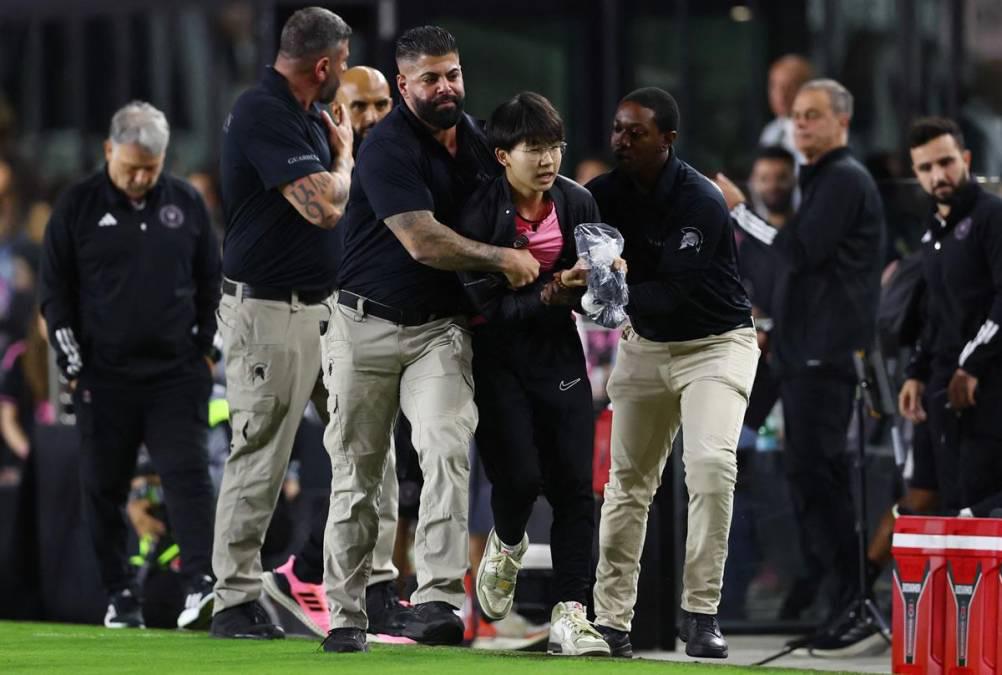 Beso a Messi, lindo gesto de Leo con Newell’s y el jugador que se llevó la camisa del “10” en su partido más especial