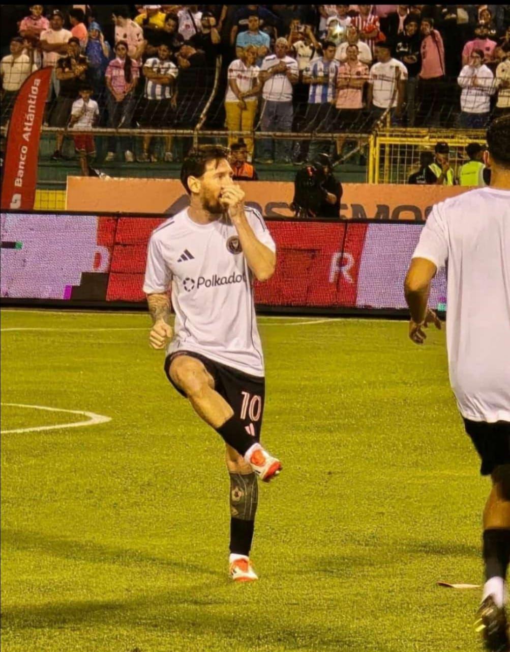 Afición hondureña comparte las mejores fotografías que le tomó a Messi en el estadio Olímpico de San Pedro Sula