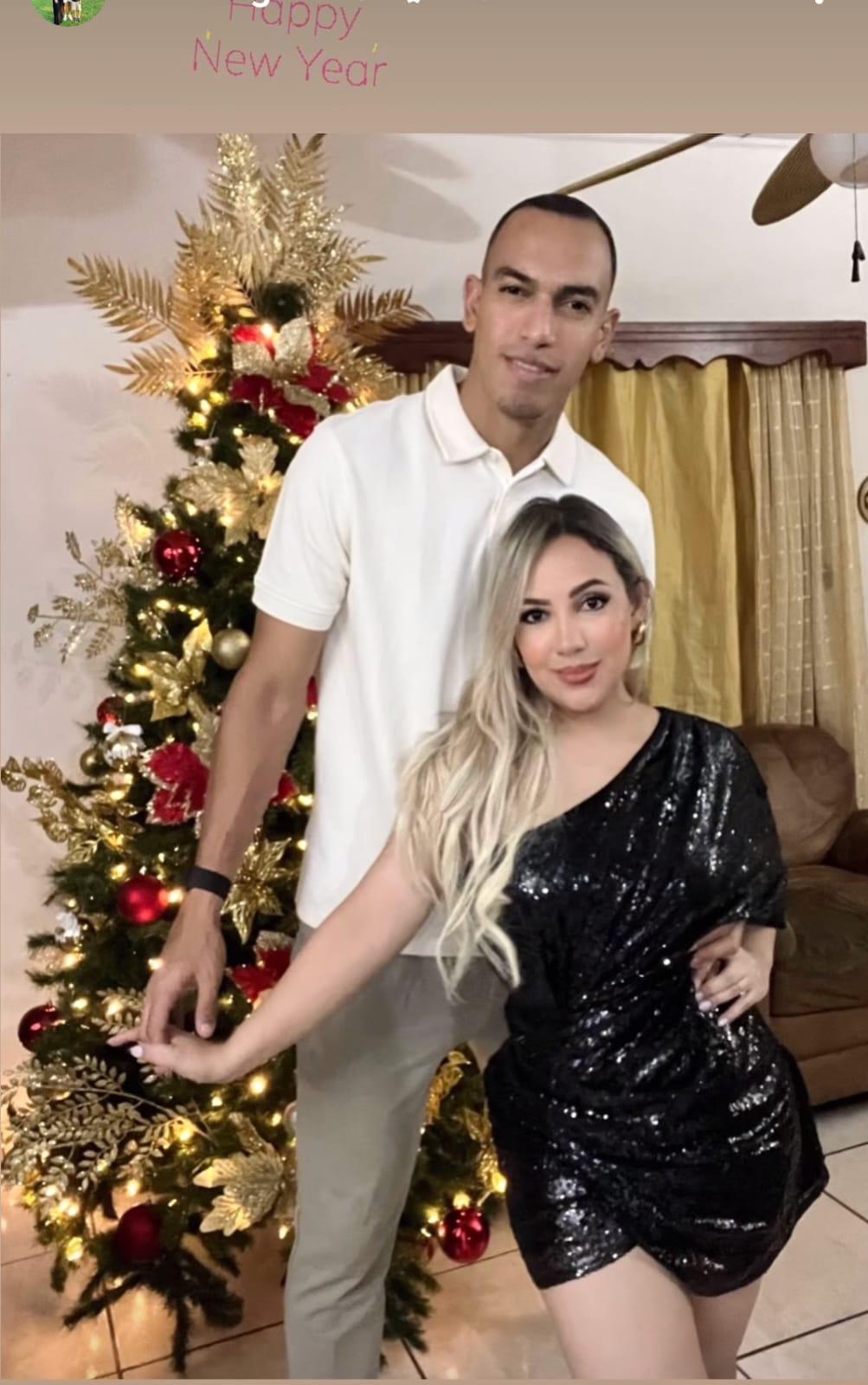 ¡Con tremendo beso y románticos! Así recibieron la llegada del año nuevo los jugadores hondureños