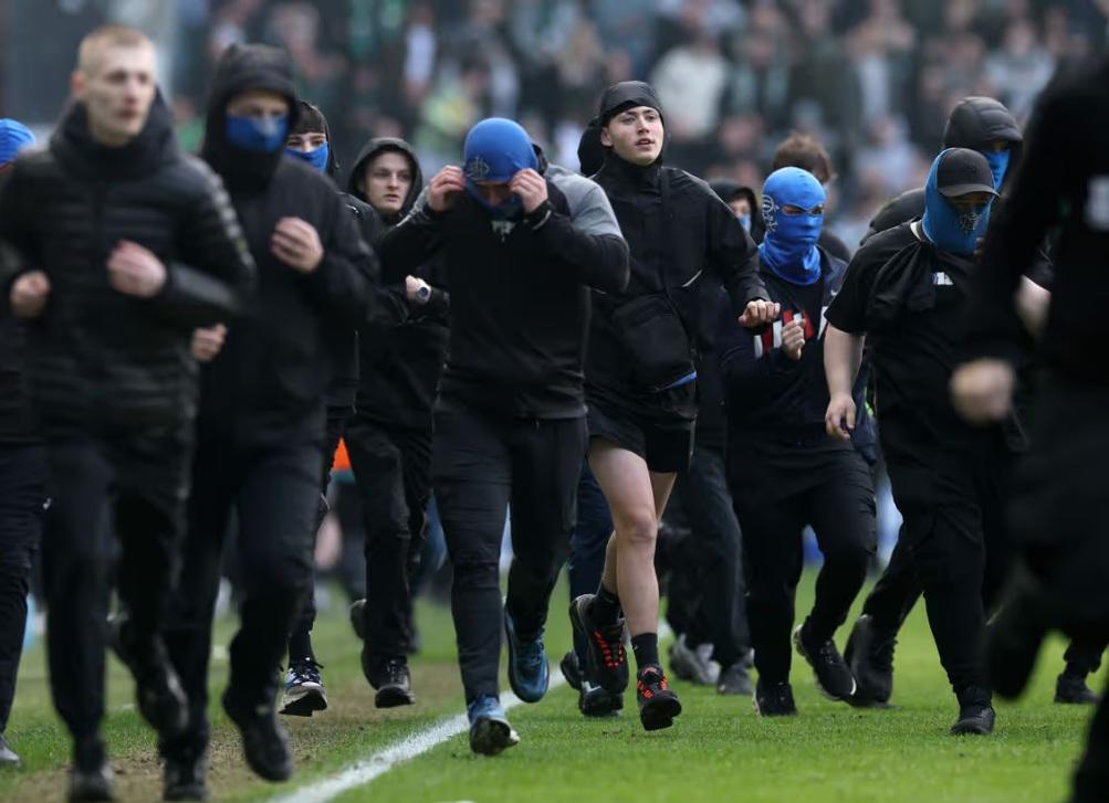 Así terminó el Clásico: celebraron en la cara del rival, no soportaron y se desató el caos en en el césped
