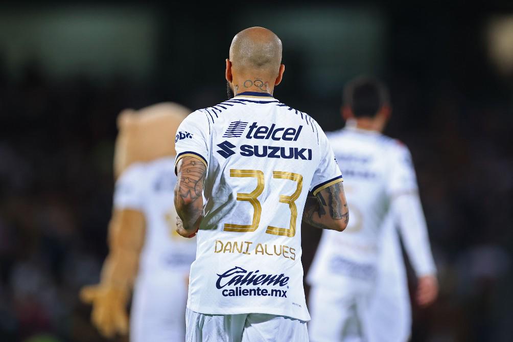 Así fue el debut de Dani Alves con los Pumas en la Liga MX: Su primer “Goya”, estadio lleno y asistencia de gol