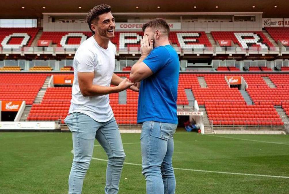 ¿Quién es? Futbolista le pide matrimonio a su novio en una cancha de fútbol; la postura de su equipo
