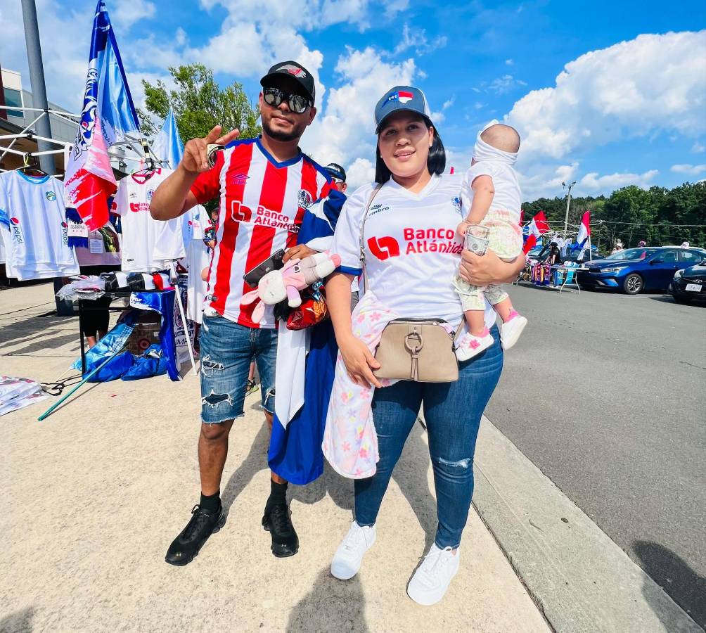 Belleza hondureña invade el Memorial Stadium de Durham para presenciar el amistoso Olimpia vs Comunicaciones