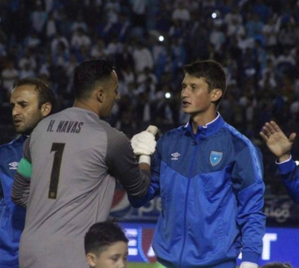 Keylor Navas y su detallazo con niño en Guatemala y con el capitán chapín