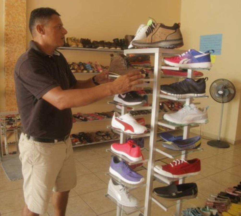 FOTOS: Emilio Umanzor está sin empleo en el fútbol y ayuda a su esposa