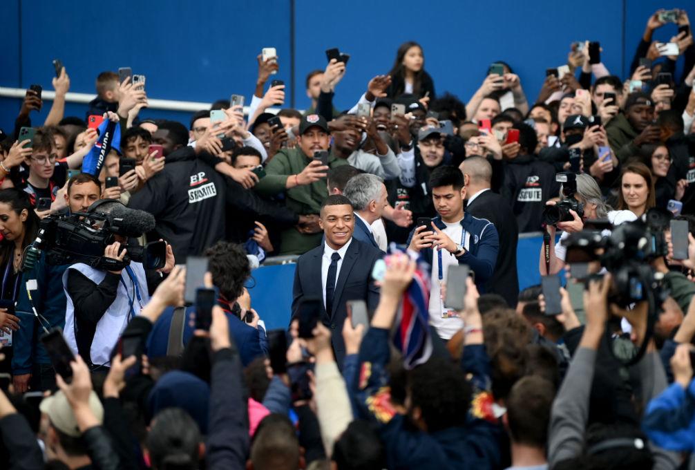 Locura total en el Parque de los Príncipes, la felicidad de Mbappé por su renovación e insultos al Real Madrid
