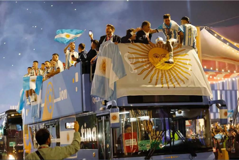 Camellos, alcohol y jeques: La exuberante caravana de la selección de Argentina en las calles de Doha