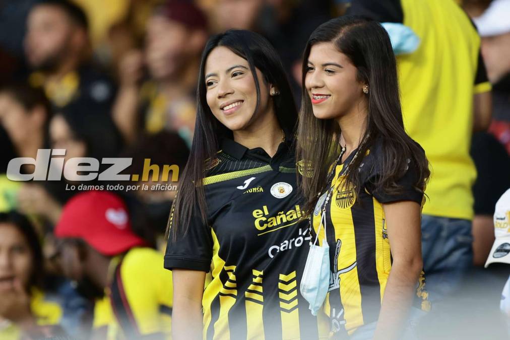 Bellas mujeres y gran ambiente en el estadio Morazán por el Real España-Alajuelense de la Liga Concacaf